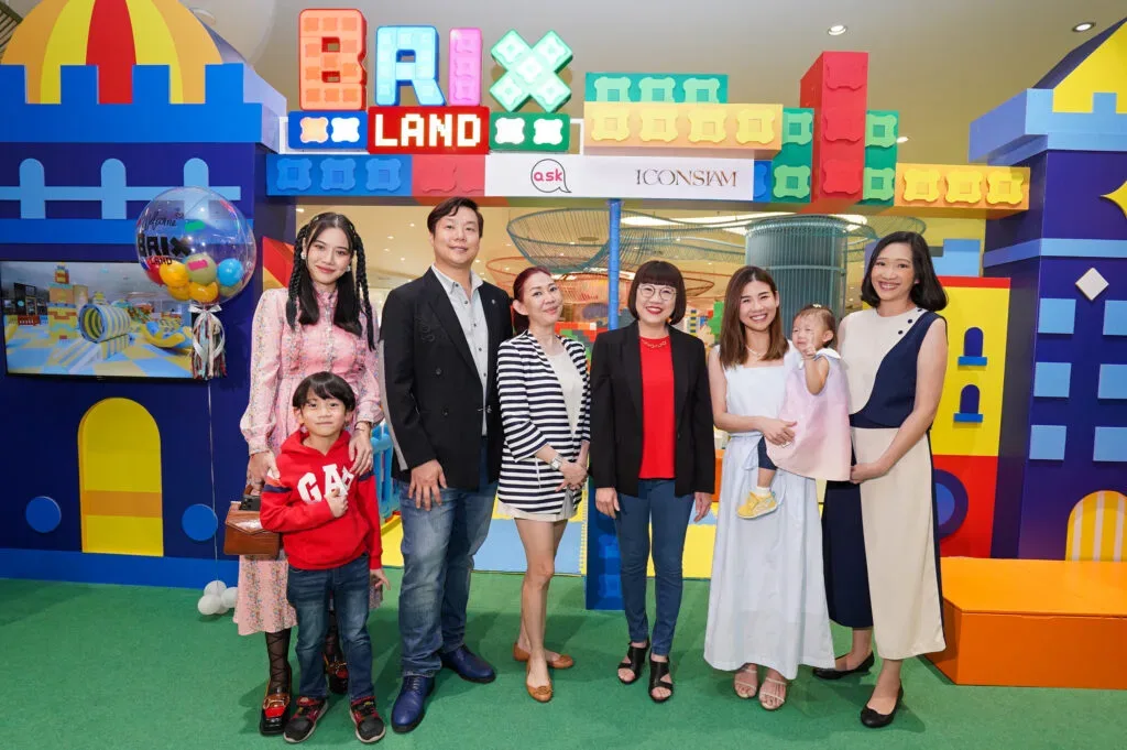 เด็ก ๆ เล่นตัวต่อขนาดใหญ่ใน Brixland