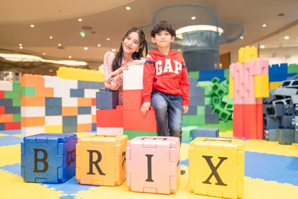 ผู้ปกครองและเด็ก ๆ ในงานเปิดตัว Brixland